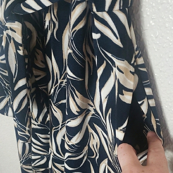 NWT Chico's Travelers Leaf Jumpsuit Short Sleeve Tie Waist Navy Cream Tropical - Picture 6 of 17
